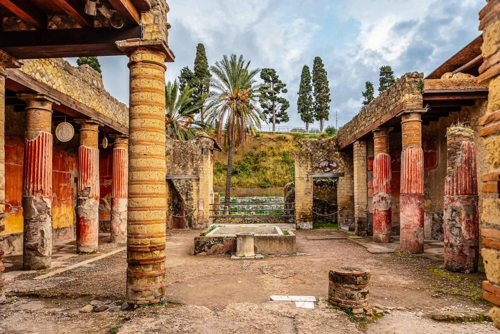 Atrio con colonne e affreschi rossi in una casa romana di Ercolano