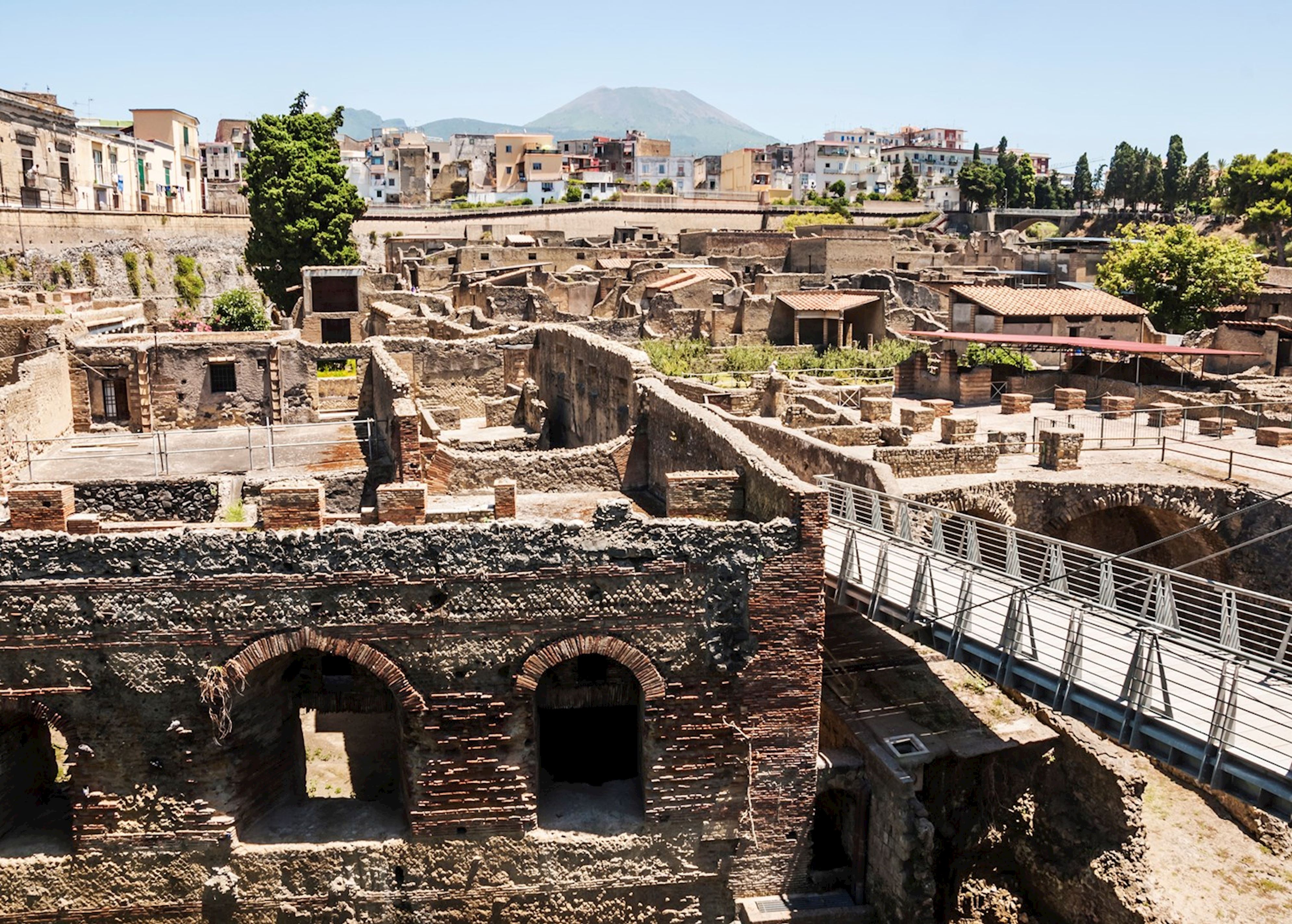 Vista dall'alto sugli scavi di Ercolano con le case romane e il Vesuvio sullo sfondo